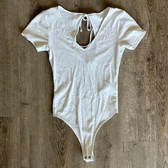 Abercrombie Ribbed Short-Sleeve White V-Neck Bodysuit - Picture 1 of 3
